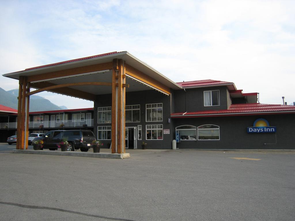 Days Inn By Wyndham Golden Exterior photo