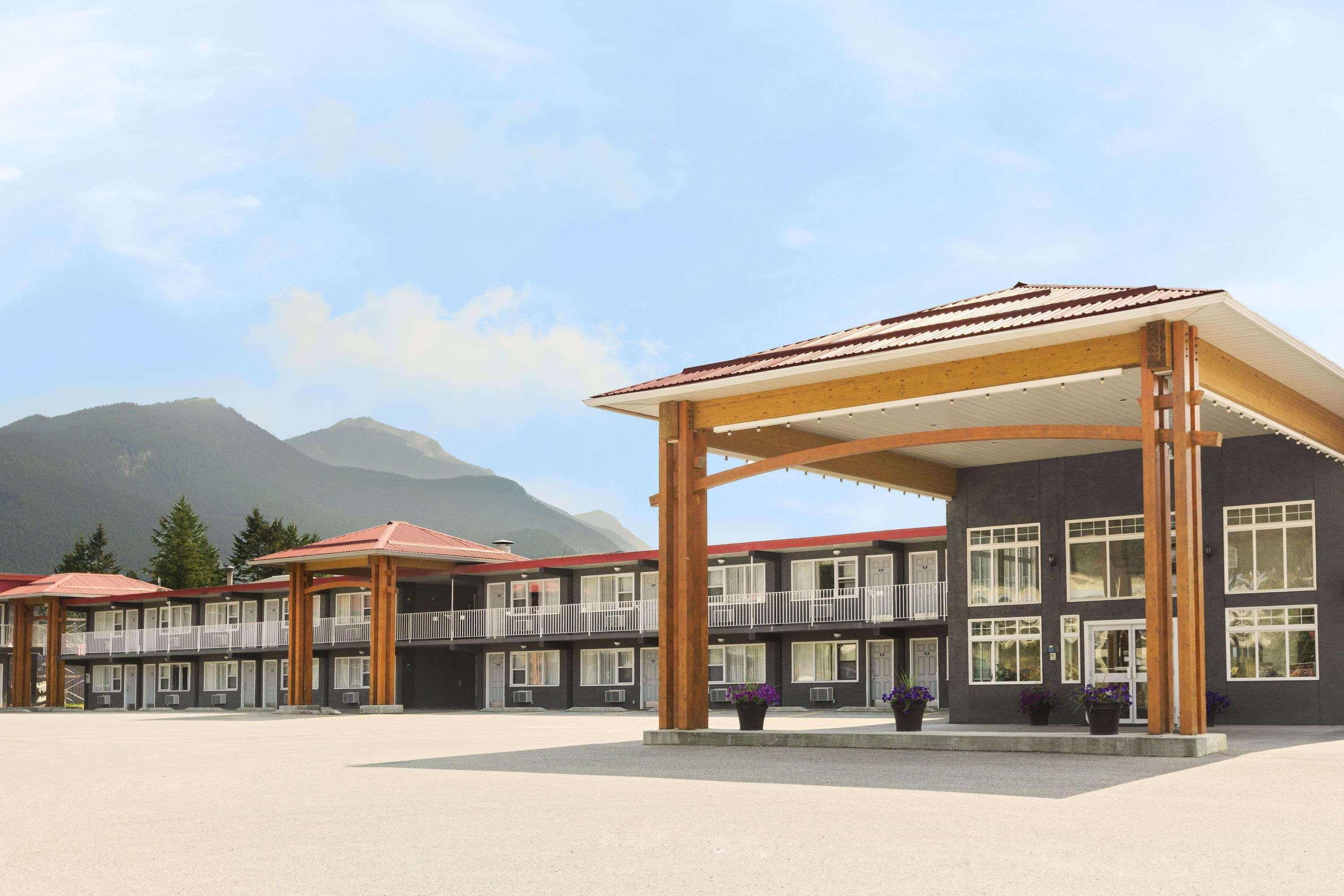 Days Inn By Wyndham Golden Exterior photo
