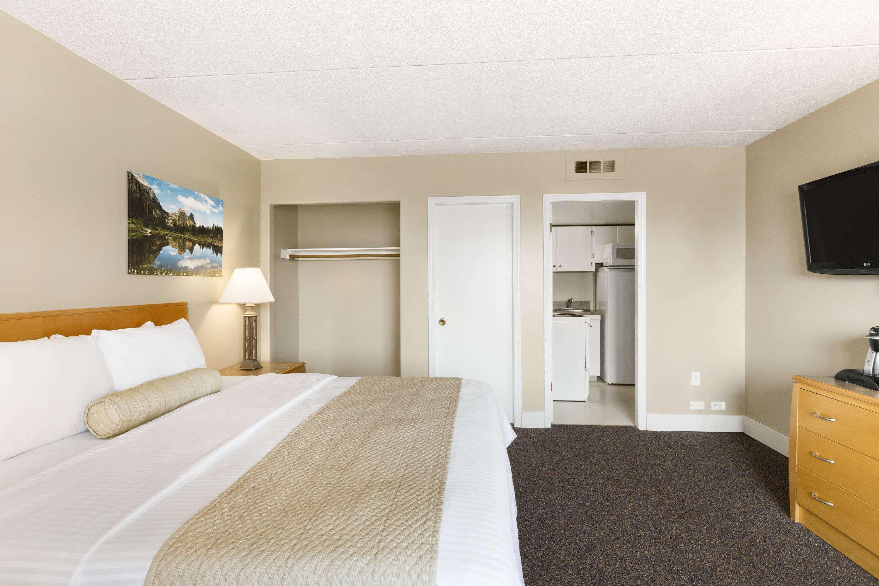 Days Inn By Wyndham Golden Exterior photo
