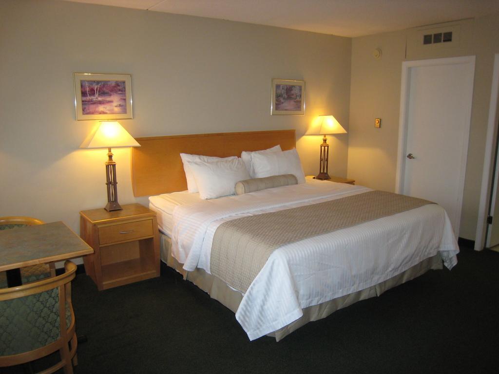 Days Inn By Wyndham Golden Exterior photo